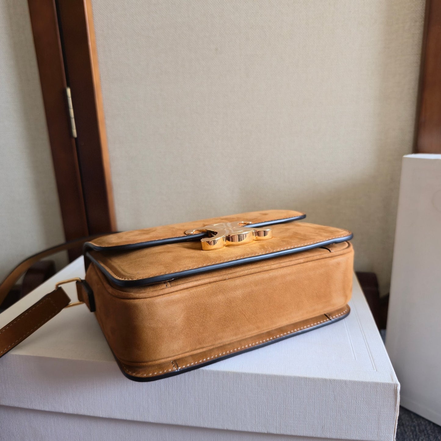 CELINE 25S TEEN TRIOMPHE BAG 18MM IN CARAMEL BROWN SUEDE GOLD HARDWARE