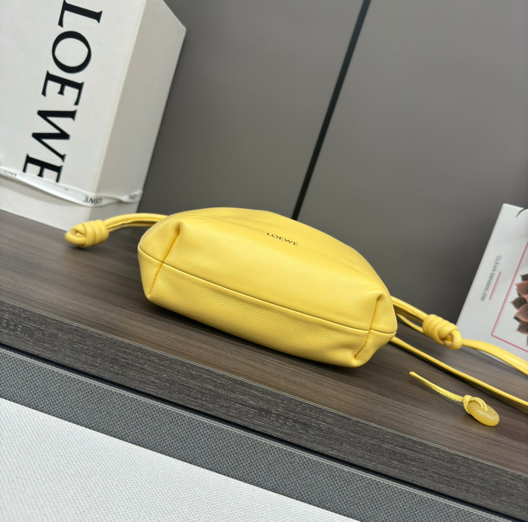 LOE 23 FLAMENCO PURSE BUCKET IN YELLOW LAMBSKIN