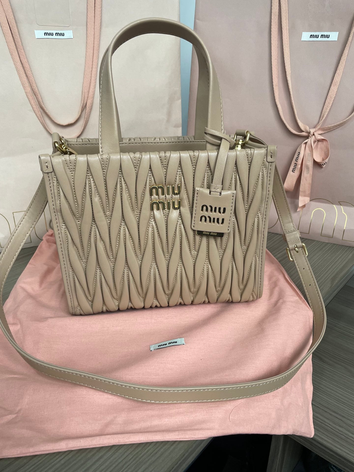 MATELASSÉ TOTE BAG 24 IN BEIGE LAMBSKIN