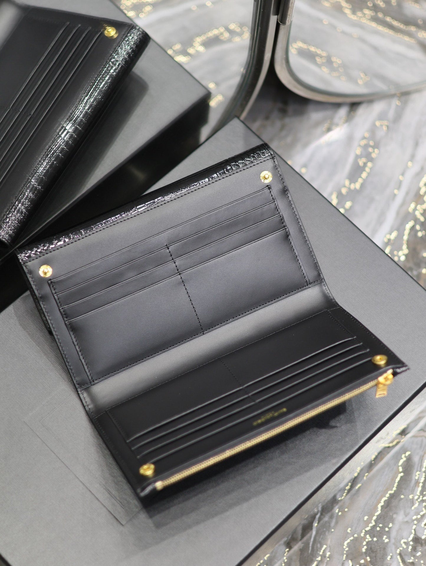 UPTOWN WALLET 21 IN BLACK CROCODILE PATTERN CALFSKIN GOLD LOGO