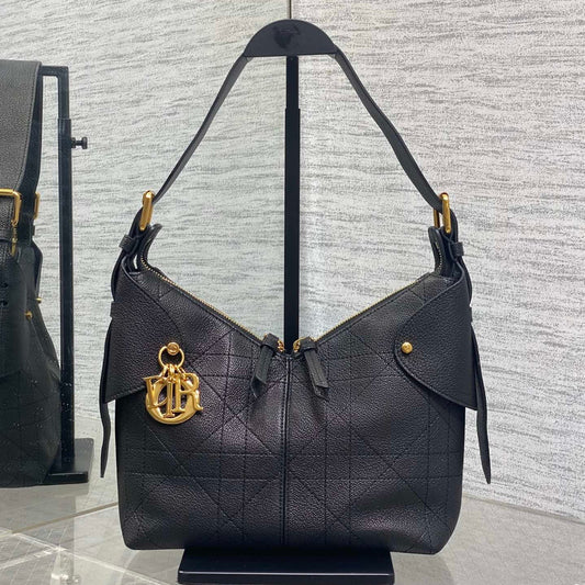 DIOR 25S SMALL VOYAGE BAG 23 IN BLACK FLAT MACROCANNAGE GRAINED CALFSKIN