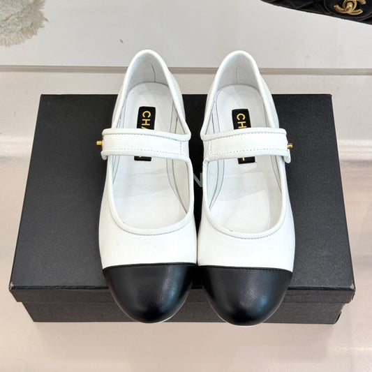 CHANEL FLAT SHOES IN BLACK AND WHITE LAMBSKIN GOLD HARDWARE