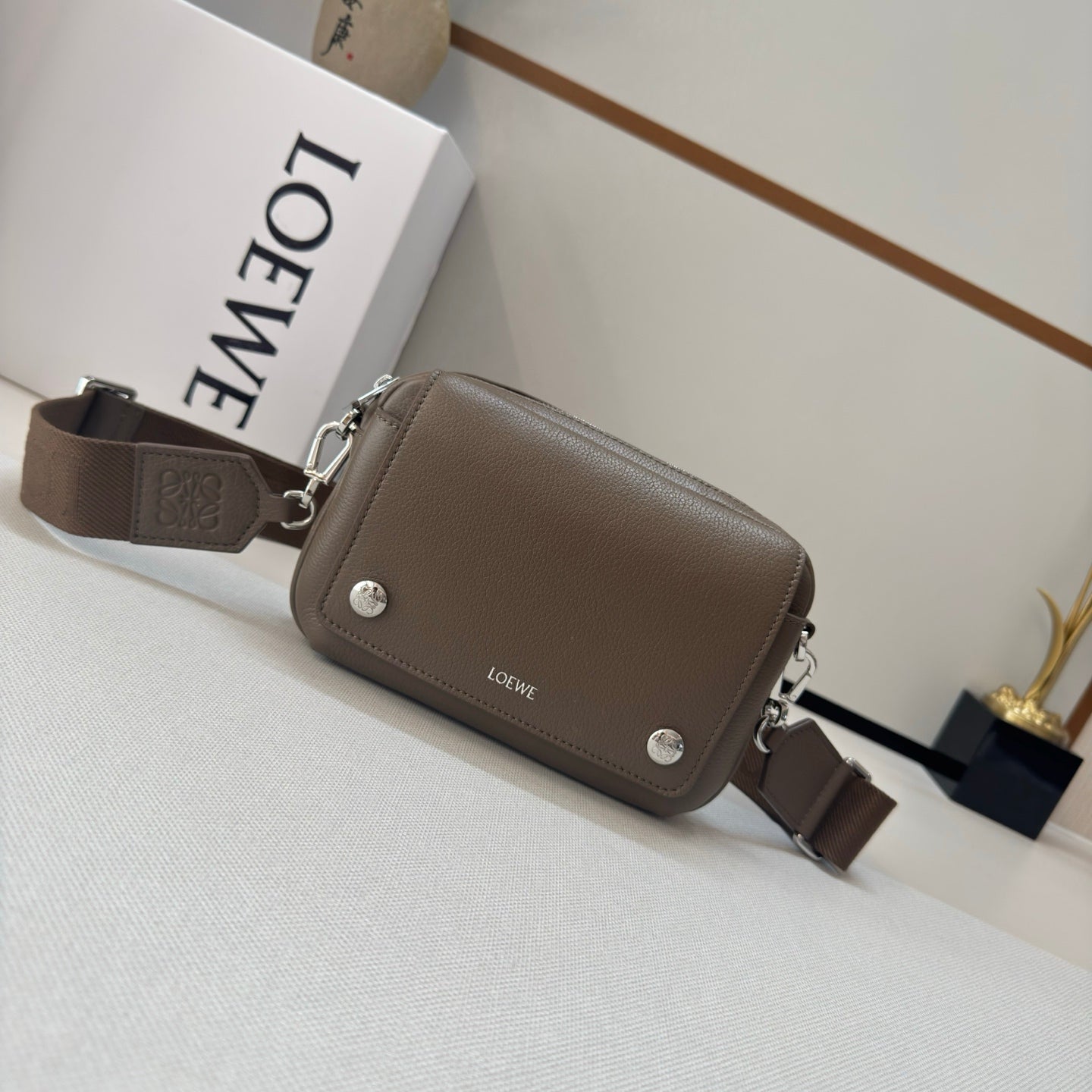 LOEWE 25S PEBBLE BAG 20 IN DARK TAUPE CALFSKIN SILVER HARDWARE