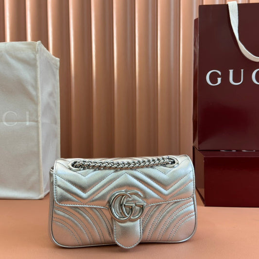 GUCCI MARMONT MEDIUM SHOUDER BAG 23 IN SILVER PATENT CALFSKIN