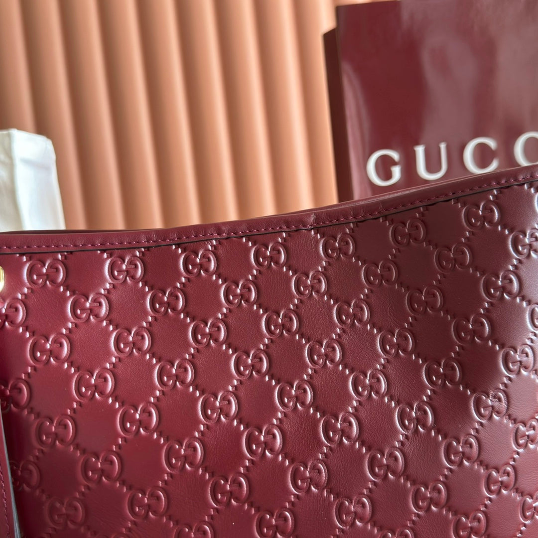 GUCCI 25S EMBLEM MEDIUM SHOULDER BAG 26 IN ROSSO ANCORA RED CALFSKIN