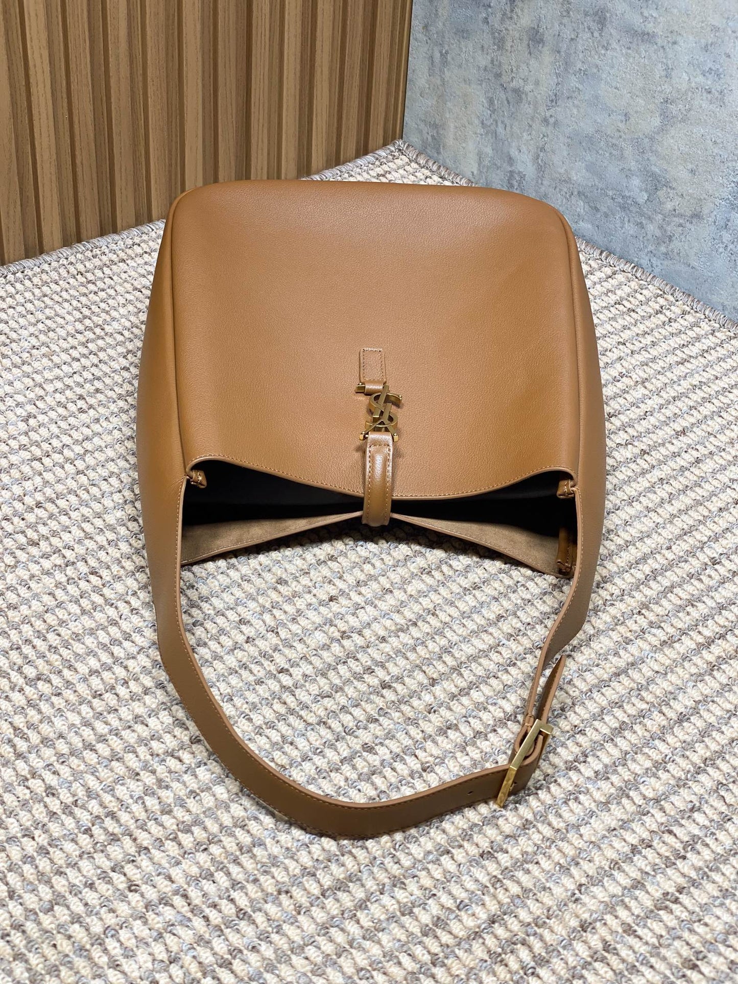 LE 5 À 7 LARGE SUPPLE BAG 31 IN TORTILLA BROWN CALFSKIN
